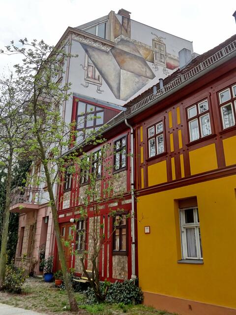 Haus Nr. 6 von der Seite - mit Wandmalerei