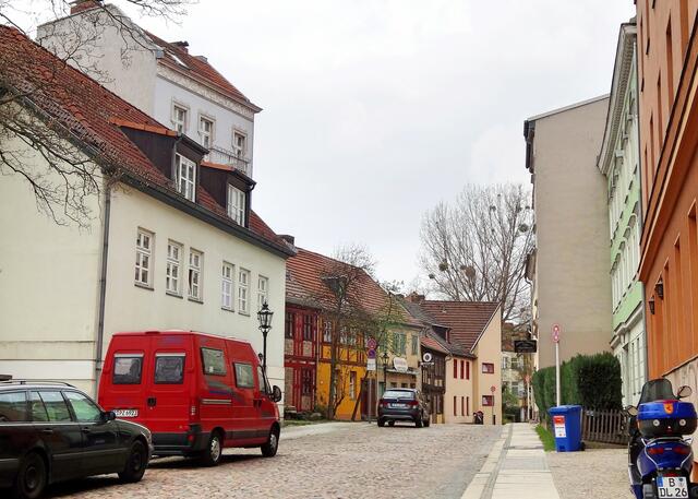 Die holprige Straße Kolk mit den teilweise windschiefen Häusern