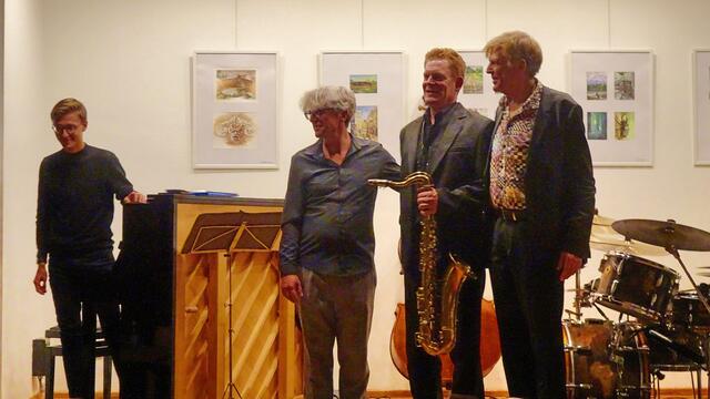 Danke an das 4tet für den unterhaltsamen Abend. Links im Bild  Kenneth Berkel am Piano, der lt. Torsten "den Altersdurchschnitt der Band erheblich senkt".