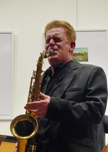 Patrick Braun - einfach Klasse am Saxophon - ist ebenfalls in verschiedenen Bands tätig, u.a. auch mit Roger & The Evolution, die öfter mal im Raum Celle/Burgdorf auftreten.