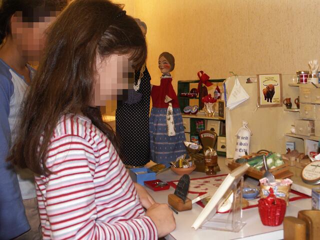 2006 lockte der Basar von St. Bernward auch mit einer Spielzeugausstellung.