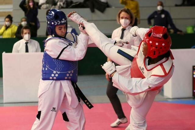 Links Tuana Gültekin blockt einen Kick zum Kopf