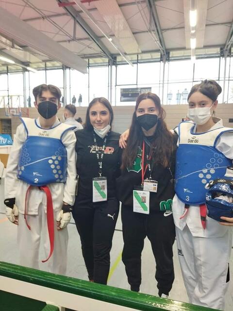 Ergincan und Zeynep vor dem Wettkampf mit Trainerin Tuana und Sude
