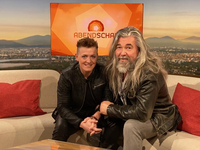 Die Weltmeisterin und der Stuntman knallen. Der neue Song „Geboren um zu sterben“ von Tina Schüssler sorgt für tausende Klicks über Nacht mit dem Musikvideo von Roland Leyer (Final Moment Productions). Duo TS Special mit Thomas Sedlmeier | Foto: Bayerischer Rundfunk, Abendschau