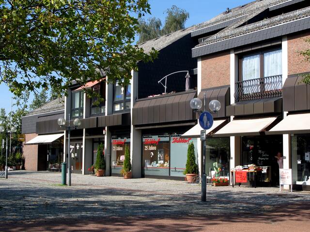 Im Zuge der Ortskernsanierung entstand der Marktplatz mit dem Einkaufszentrum in der Mittelstraße.