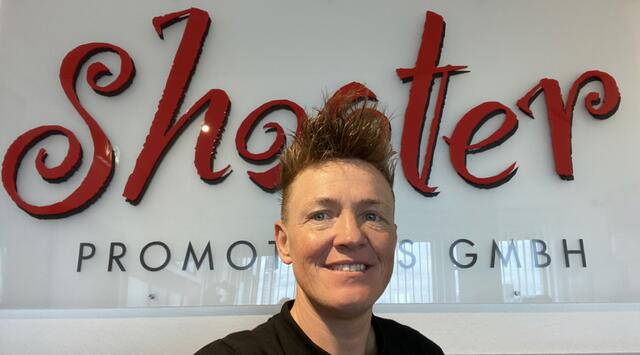 Die Abendschau berichtet und verkündet die Neuigkeiten, dass Rocksängerin Tina Schüssler nun bei Shooter Promotion Frankfurt, die nur Weltstars betreuen, unter Vertrag ist | Foto: PM7 Studios
