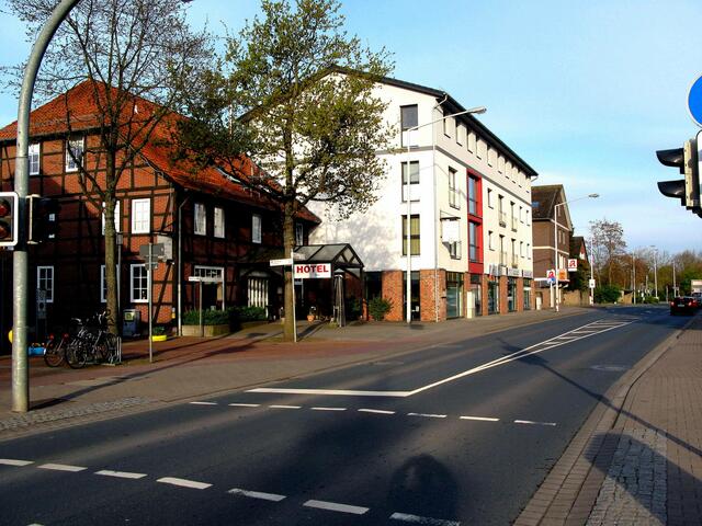 Bild 1 - Geschäfts - und Wohnhaus in der Peiner Straße aus dem Jahr 2010.