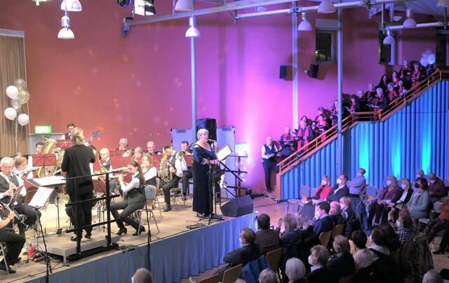 Gesamtprojekt "Gabriellas Sang" mit Orchester, Chor und Solistin Opernsängerin "Chris Munger"