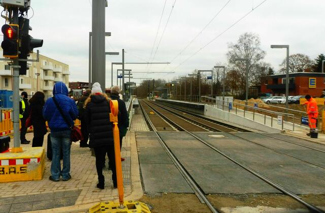 Die Fahrgäste warten auf die Freigabe des neuen Bahnsteigs!