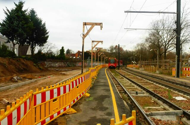 Vorsicht, die erste Straßenbahn kommt schon...