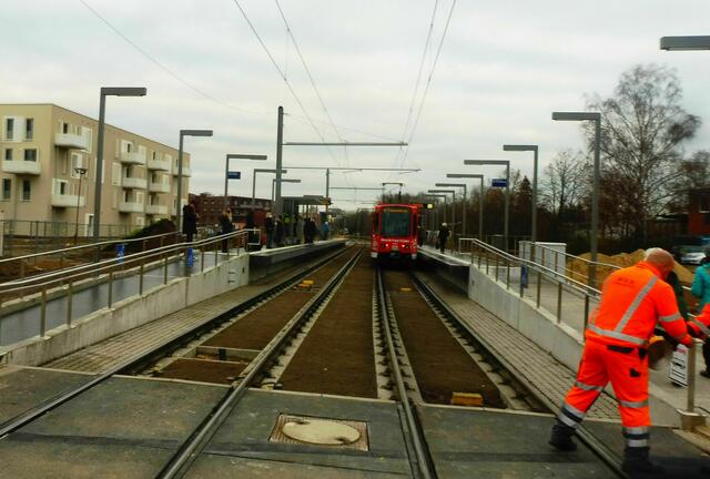 ...und erreicht als erste Straßenbahn den Hochbau-Bahnsteig.