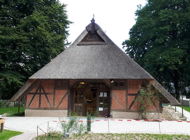Naturschutz-Informationshaus Schafstall - hier erfahren Besucher*innen Wissenswertes über die Landschafts- und Kulturgeschichte der Heide.