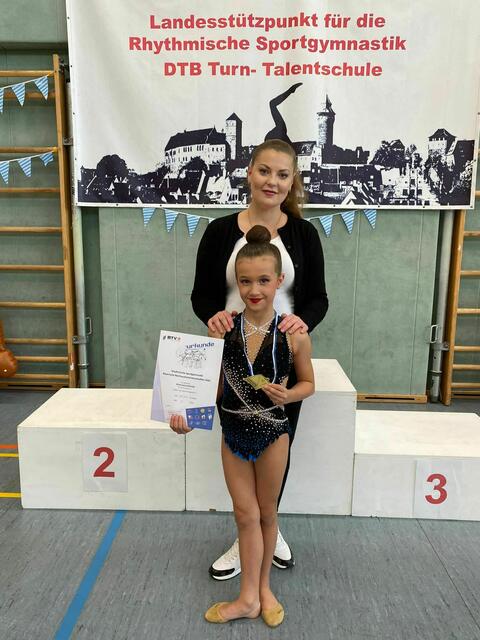 Trainerin Elina Plitzko mit Anna Schmid