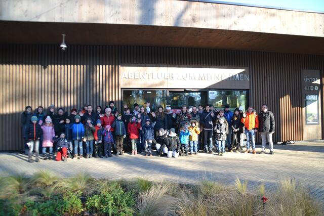 Ein großer Teil der Stadthäger Motor Club Jugendgruppe e.V. und Gäste freuen sich auf einen schönen Tag im Winterzoo.