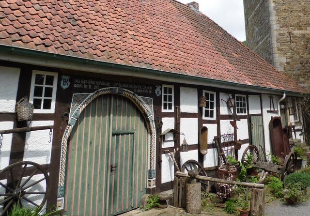 Und wenn der späte Herbst kommt und das Wetter schlecht wird, dürfen die Gänse im warmen Stall bleiben.