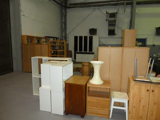 Gebrauchte Küchen, Bücherregale und Sitzmöbel