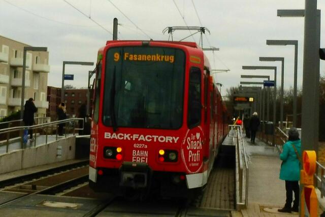 11 Uhr 07: Die erste Straßenbahn, in Richtung "Fasanenkrug" fahrend, steuert den Hochbau-Bahnsteig an.