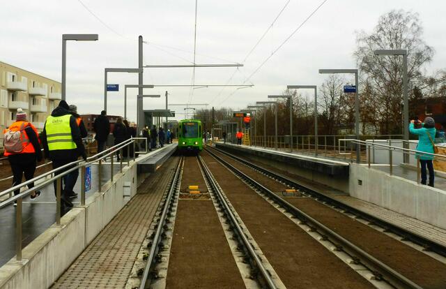 Nur wenig später erreicht die Tram aus der Gegenrichtung die Haltestelle.