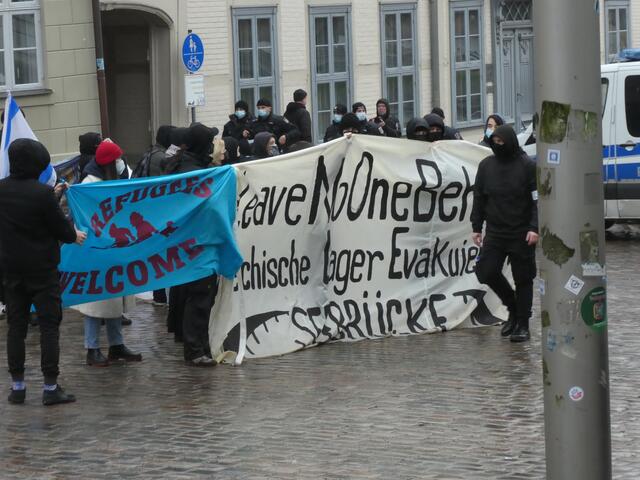 Vor der Schweriner Staatskanzlei Antifa