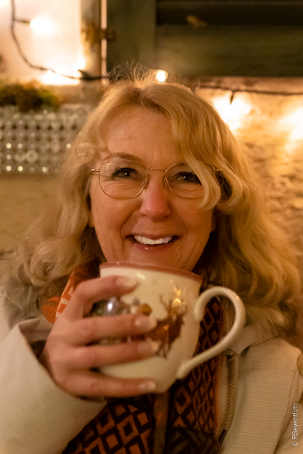 Advent 2021 im Friedberger Weihnachtshaus - Veronika Günther freut sich über viele glückliche Besucher