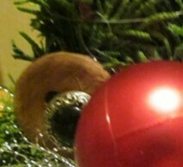 Zu diesem Beispiel: kleineren Knopf, mit Heißkleber, seitlich auf dem größeren kleben.  Einen kl.Haken an eine Seite eines ca 15 cm langen Steckdrat biegen und auf die K-Rückseite kleben dann anordnen