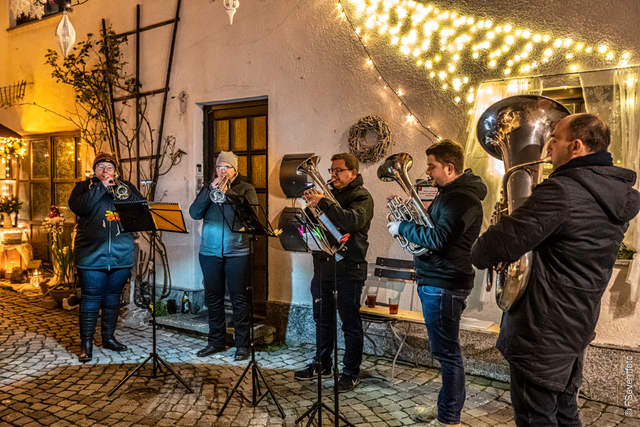 Weihnachtliche Live-Musik vom "Altstadtfest-Quintett" klingt im Hof vom Friedberger Weihnachtshaus