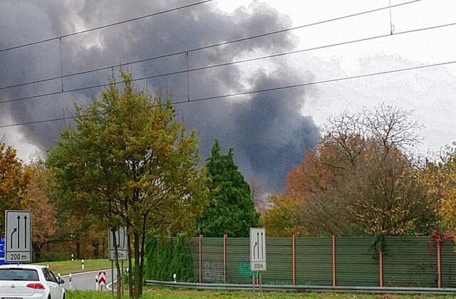 Anfang des Monats gab es einen Großbrand im Brinker Hafen in Hannover. Die Rauchwolke war in Langenhagen gut zu sehen. Hier ist die Autobahnauffahrt am Berliner Platz zu sehen.