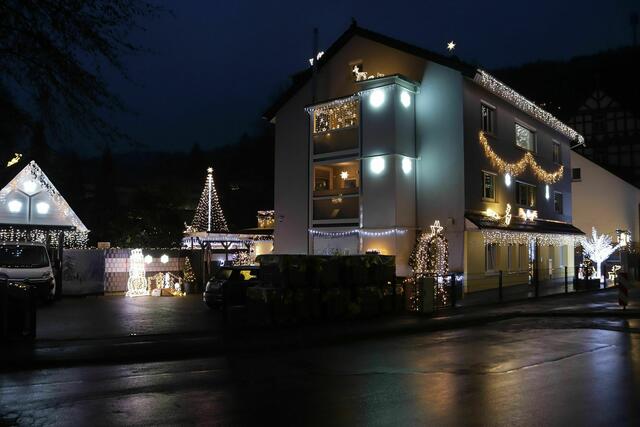 Weihnachtsbeleuchtung in der Brunnenstraße am Rande von Marburg
