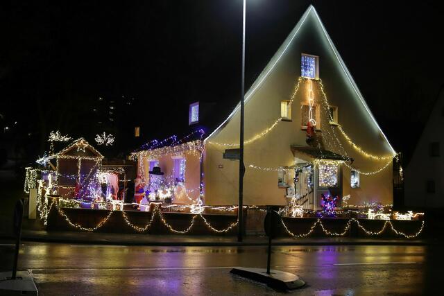Weihnachtsbeleuchtung am Ginseldorfer Weg gegenüber der Bushaltestelle