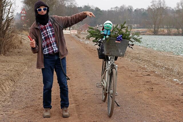 Danny Danger präsentiert seine  mobile Weihnachtsdeko.