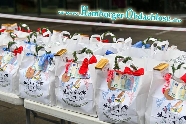 Hamburg der 20.12.2020 Weihnachts-Special mit Yasmina Filali - am Hamburger Hauptbahnhof verteilt die Schauspielerin Yasmina Filali, gemeinsam mit anderen Helferinnen und Helfern des Verein Hamburger Obdachlosenhilfe, zahlreiche wehnachtliche Taschen mit Süßigkeiten, warmen Unterhosen und sogar Bargeld. Obdachlose Menschen haben es besonders schwer in diesen Zeiten. Seit Mittwoch dieser Woche gilt erneut ein harter Lockdown. Denken wir auch an die ärmsten Menschen unter uns, die ohnehin schon schlimm dran s