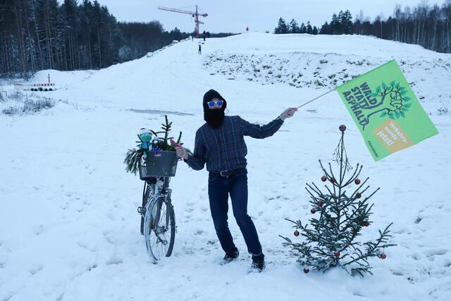 Danny Danger beim Weihnachtsbaum auf der A49