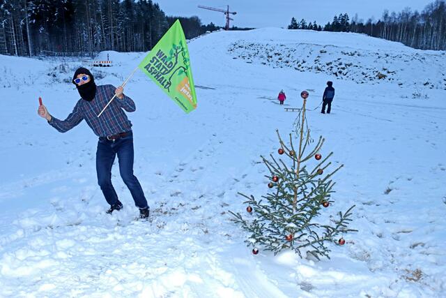 Danny Danger beim Weihnachtsbaum auf der A49