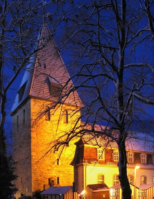 Um Mitternacht, als die Welt schläft, beginnt sie am Kirchhof ihre große Reise. | Foto: Christel Wolter