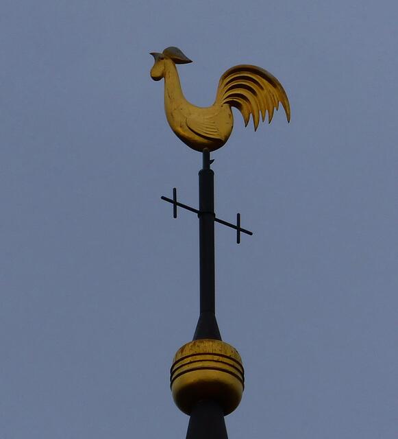 Einer aber schläft nie. Der Wetterhahn auf der Kirchturmspitze zeigt zu jeder Tages- und Nachtzeit die Windrichtung an. Und natürlich weiß er, wo Norden ist.