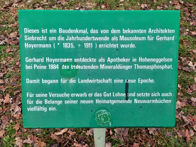 Das Mausoleum des Apothekers Gerhard Hoyermann liegt auch an der RegionsRoute 10, direkt neben der Hoppelstrecke in der Nähe des Gut Lohne. Weitere Erläuterungen: Siehe nächstes Bild.