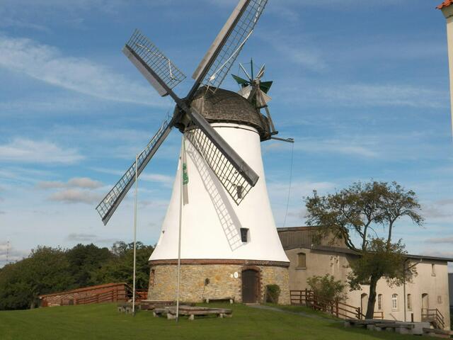 Die Windmühle Lechtingen ist eine unter Denkmalschutz stehende Holländerwindmühle in Wallenhorst in Niedersachsen. Sie ist das Wahrzeichen des Wallenhorster Ortsteils Lechtingen.