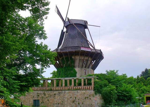 Historische Galerieholländerwindmühle am Schloss Sanssouci Potsdam.