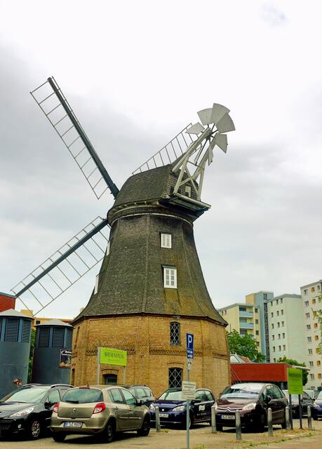 In der Nähe der Gropius–Passagen und den Hochhausbauten der Gropiusstadt steht Berlins älteste noch erhaltene Windmühle, die Jungfernmühle. Heute ist darin ein schwäbisches Restaurant mit einem schönen Biergarten (verdeckt auf der Rückseite).