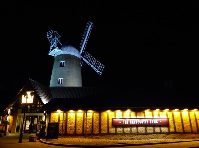 Windmühle in einem historischen Gebäude auf dem Gelände des Caldecotte Lake. Das Hotel und Restaurant Caldecotte Arms ist um die Windmühle herum gebaut, die allerdings niemals eine funktionierende Mühle war.
