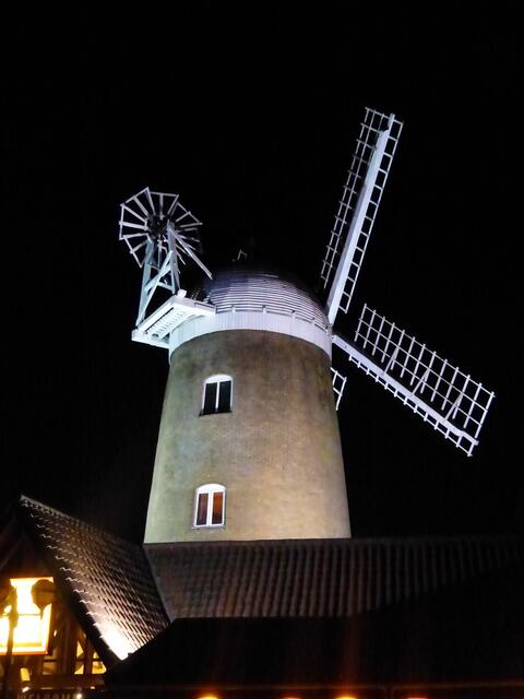 Windmühle am Lake Caldecotte bei Milton Keynes, Buckinghamshire, nachts vom Hotelparkplatz aufgenommen