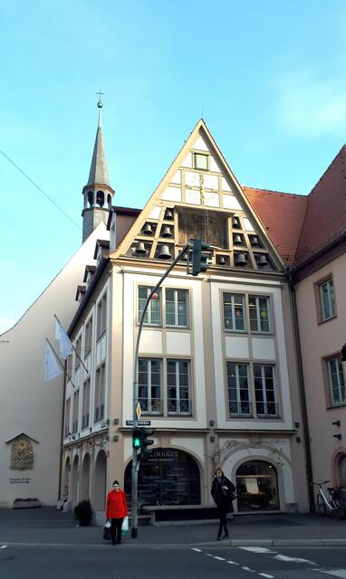 Stadthaus mit Glockenspiel im Giebel