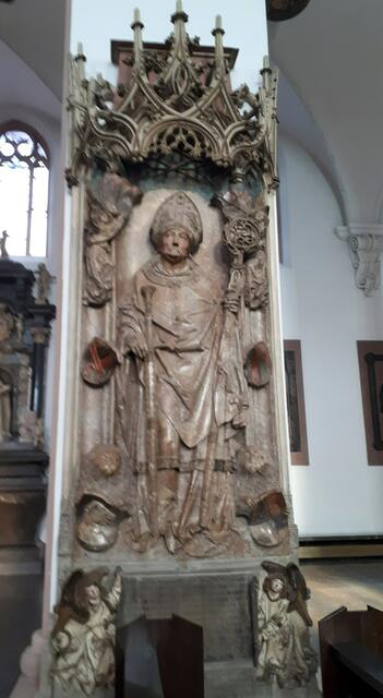 Dieses Grabmal wurde von Tilmann Riemenschneider geschaffen.