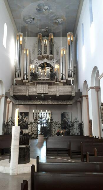 Blick auf die Orgel und das Portal