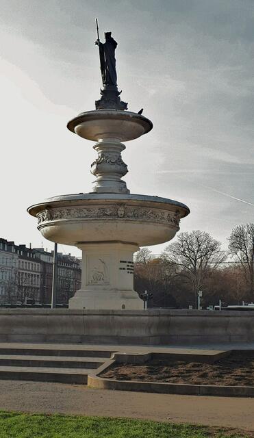 Kiliansbrunnen - ein Marmorbrunnen auf dem Bahnhofsvorplatz