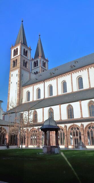 St. Kiliansdom mit Blick auf den Kreuzgang und den Brunnen im Innenhof