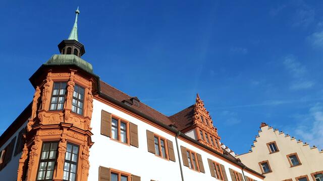 Blick auf den Eck-Erker-Turm und Gaubengiebel