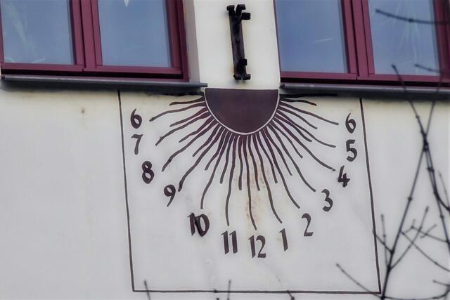 Sonnenuhr am Forsthaus, wo ist der Schattenstab?
