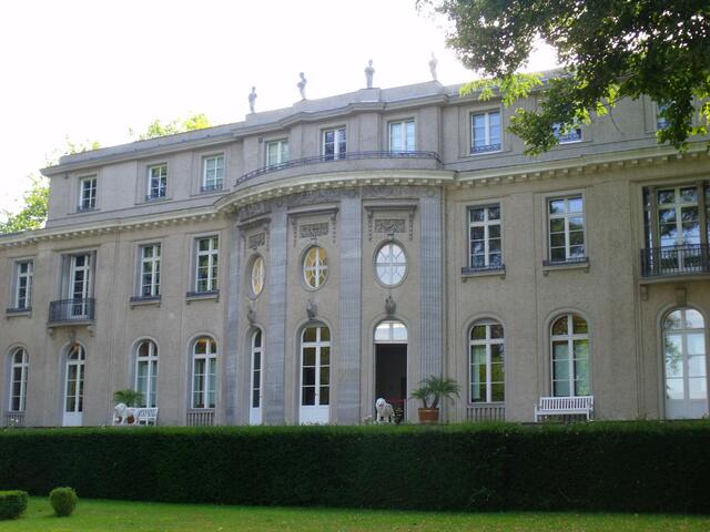 Rückansicht, von der Parkanlage aus aufgenommen