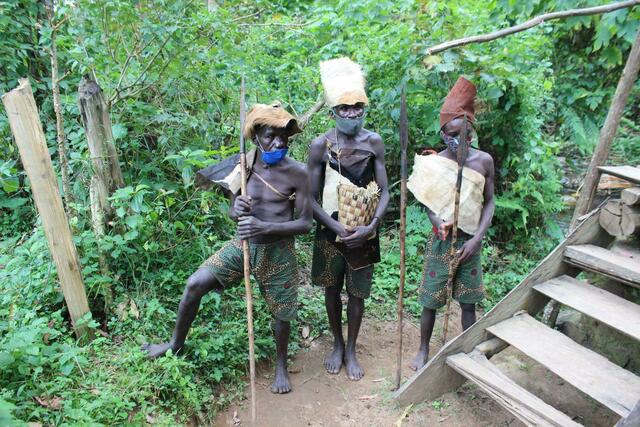 Der Dorfälteste Sankuru, der König und der jüngste Erwachsene (33) empfangen uns.